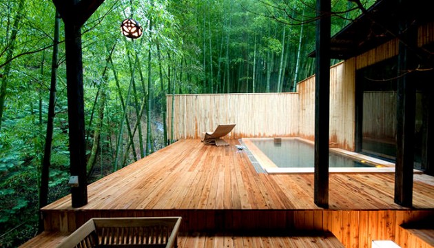 映画の世界に入り込んだような山間の湯宿「秘境 白川源泉 山荘 竹ふえ」