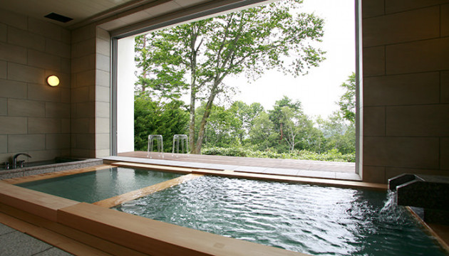日本三名泉の一つ草津温泉のヘルシーリゾートでリフレッシュ体験を楽しめる「Hotel KURBIO」