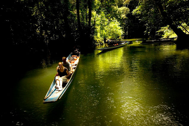 グヌン•ムル国立公園内の池をボートで探検する人々の風景