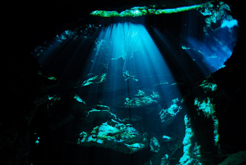 セノーテの暗闇を光が照らす風景