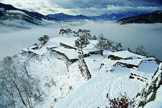 冬の雲海に浮かぶ竹田城を上空から眺めた風景
