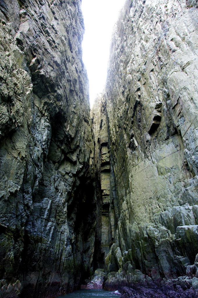 引き潮になると現れる巨済島の十字洞窟