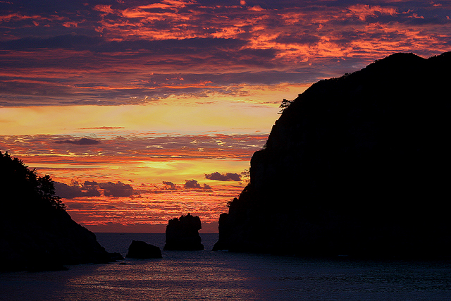 夕日に染まる巨済島の獅子岩と海金剛