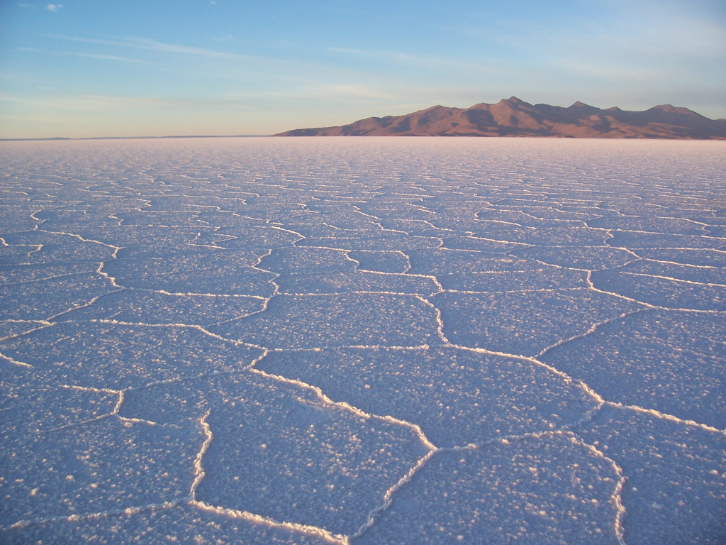 水が張ってない状態のウユニ塩湖
