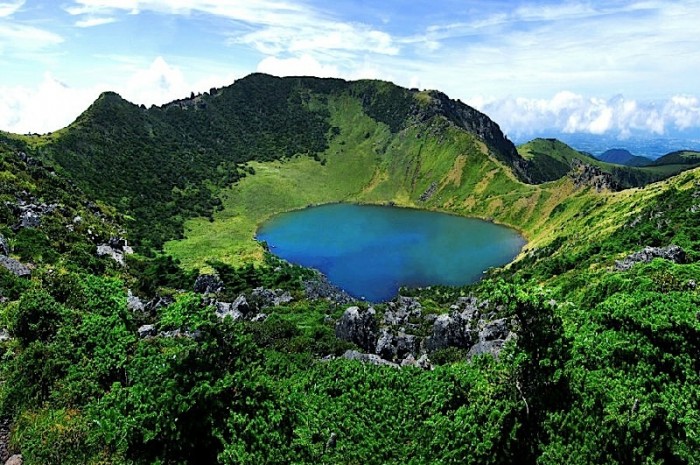 済州島の漢拏山の最上部の湖