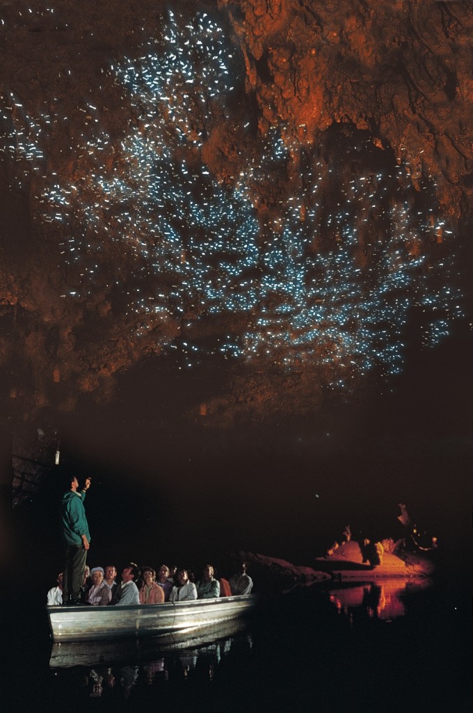 土ホタルが光るワイトモ洞窟の上部を眺める人々