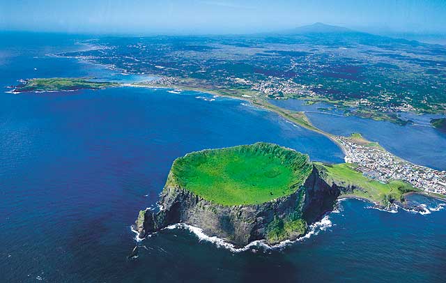 済州島の城山日出峰とその周辺を上空から眺めた風景