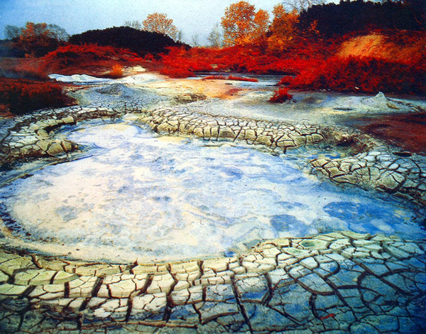 マグマの熱で乾ききったウゾン•カルデラの大地