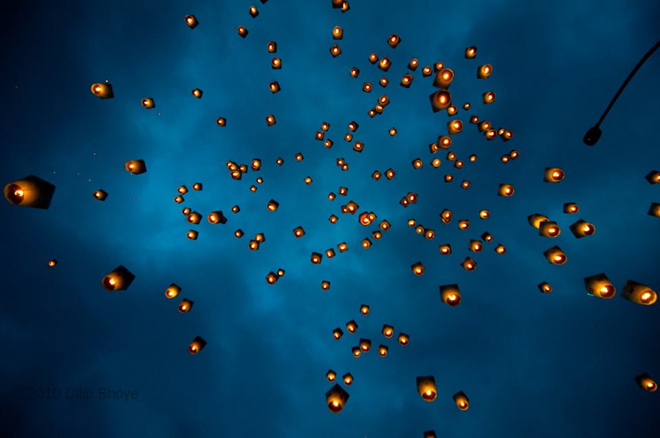 夜空の遠くに飛んでいく平渓郷天燈祭のランタン