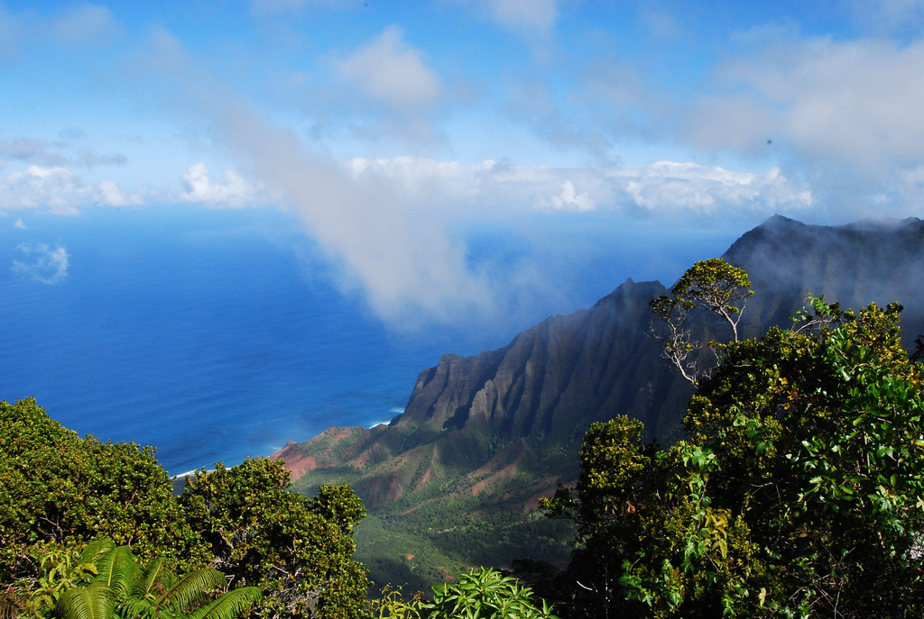 ナパリコースト上部から海の方を眺めた風景