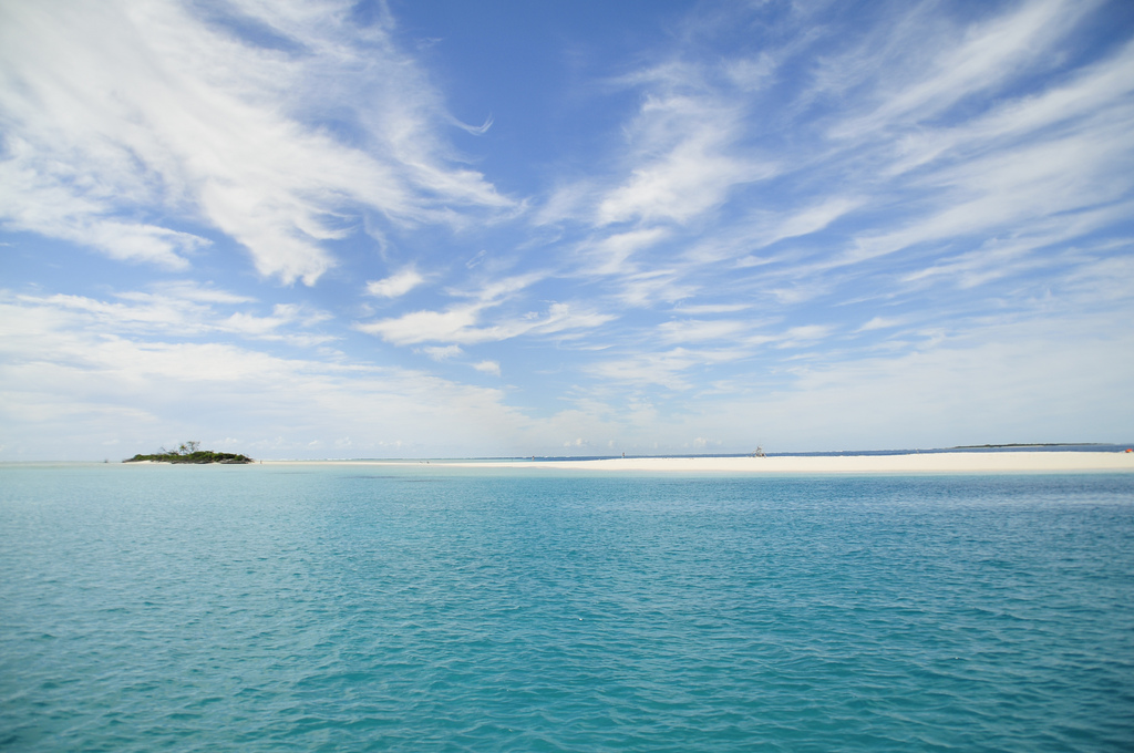 ノンカウイ島とビーチと海と空の風景