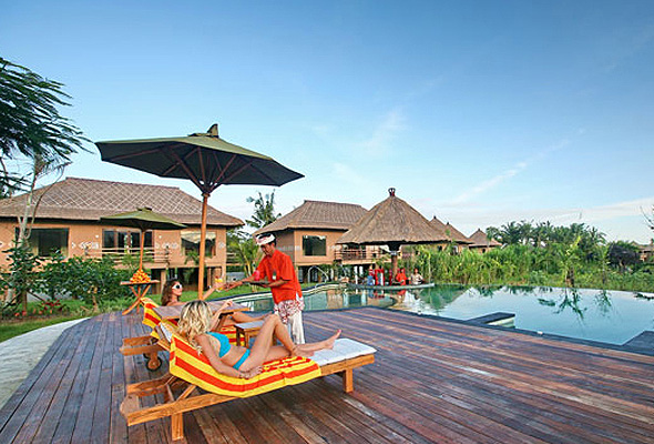 マラリバーサファリロッジのプールでくつろぐ女性客の写真