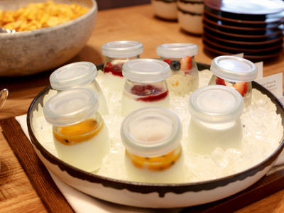 アンダーズ東京の朝食ブッフェのヨーグルト、ミューズリー