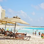 まるで絵画のようなターコイズブルーの海と白いビーチが延びるメキシコ随一のビーチリゾート「カンクン」