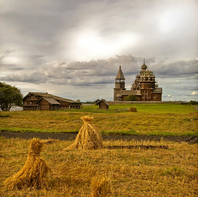 キジ島の木造教会の周辺風景