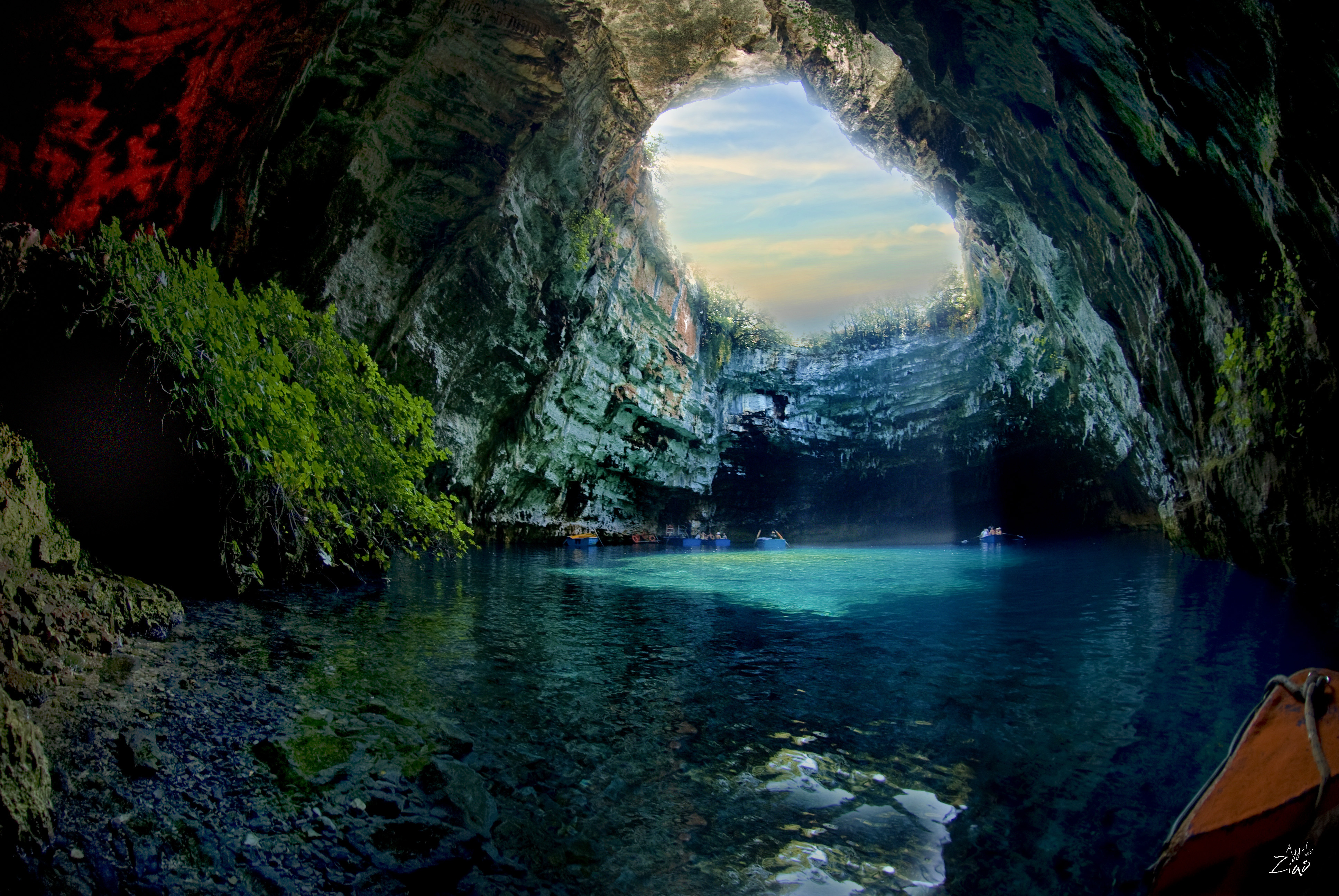 天からの光射し込むまるで宝石のような地底湖「メッサリーニ洞窟」