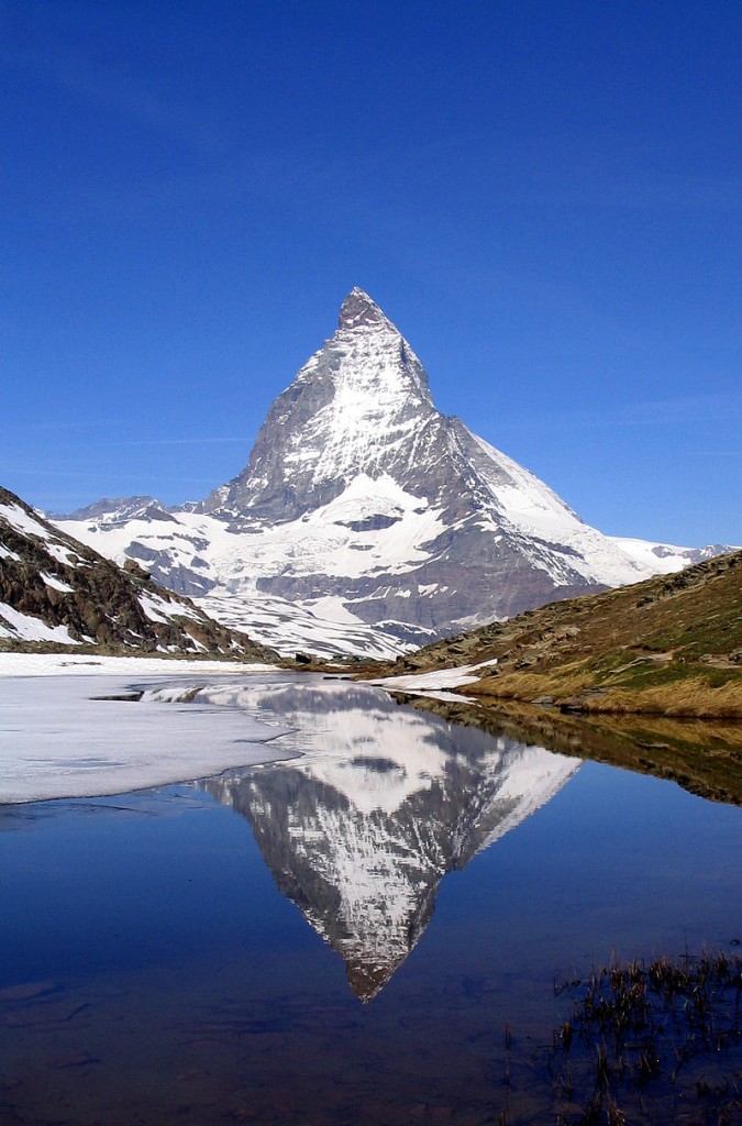 800px-Matterhorn_Riffelsee_2005-06-11