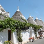 とんがり屋根に白い壁。地面からにょきにょきと生えてきたようなおとぎ話ホテル「ル・アルコーヴェ」