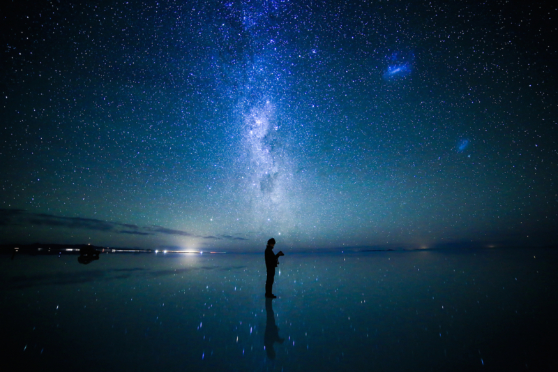 神秘的すぎる星の海 思わず言葉を失うウユニ塩湖の絶景星空