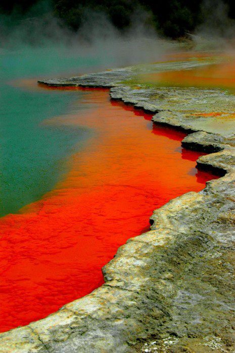 geo-champagne-pool-at-the-artist_s-palette-at-the-wai-o-tapu-thermal-wonderland-nz
