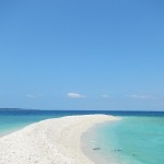 地図に載らない無人島！？透き通った海に、生き生きとした珊瑚の「バラス島」の魅力とは