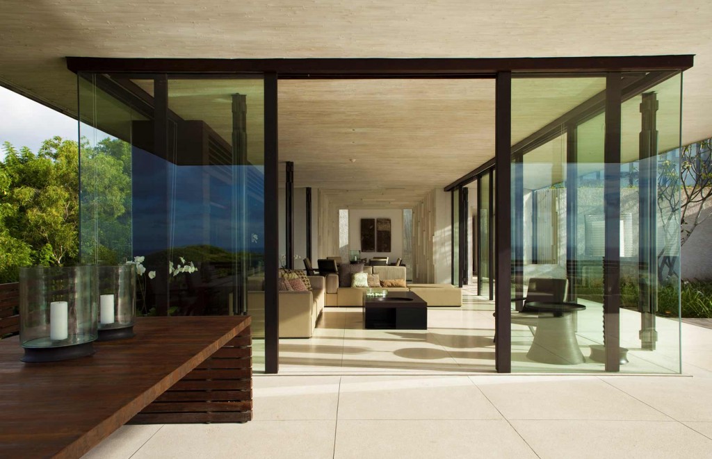 アリラ・ヴィラズ・ウルワツ 3ベッドルーム リビング