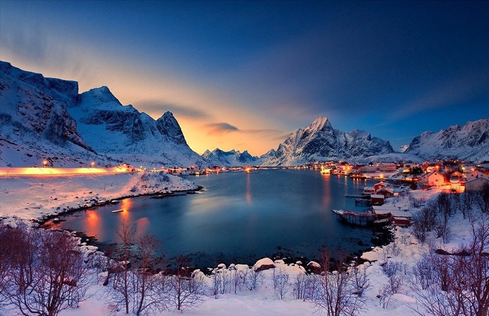 ノルウェーのレーヌの夕焼け