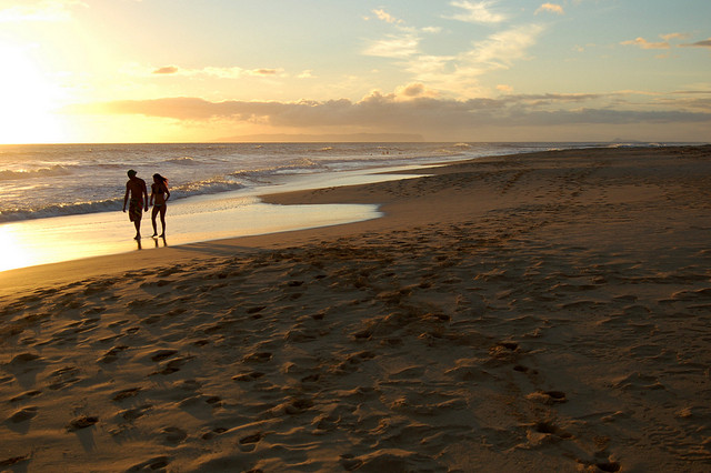 ニイハウ島を遠方に望むカウアイ島の風景