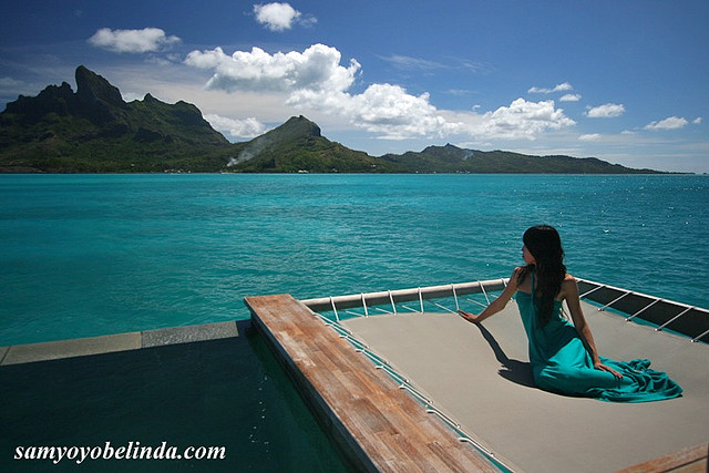 ボラボラ島フォーシーズンスホテルのハンモックに横たわる女性
