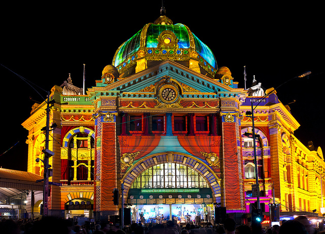 メルボルンのホワイトナイトのフリンダーストリート駅