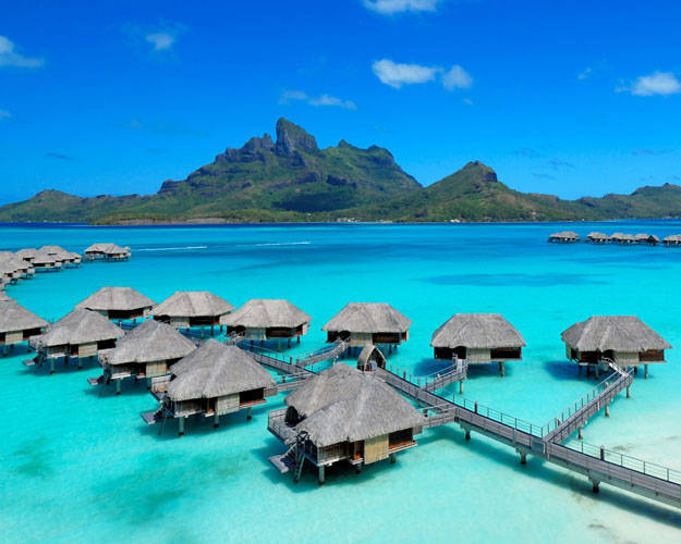 ボラボラ島フォーシーズンスホテルと山