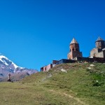 グルジアが誇る秘境。まるで天に昇っていくかのような天空の教会「ツミンダ・サメバ教会」