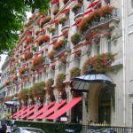 革新を続けるパリのパラスホテル「ホテル・プラザ・アテネ」で優雅な滞在を