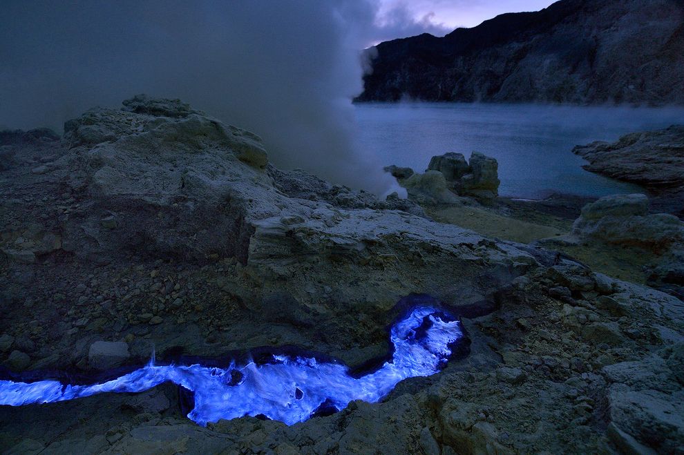 幻想的な青い炎を放つインドネシア ジャワ島の絶景 カワ イジェン火山 Tabit Life