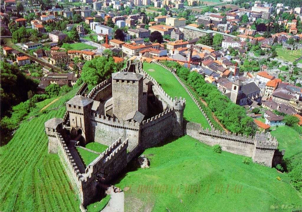 スイスの世界遺産 3つの古城と街を囲む城壁