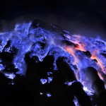 幻想的な青い炎を放つインドネシア・ジャワ島の絶景「カワ・イジェン火山」