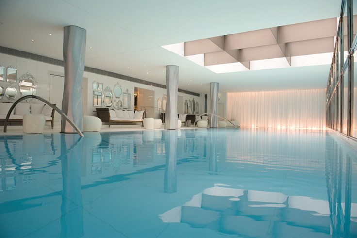 ル・ロワイヤル・モンソー・ラッフルズ・パリのプール