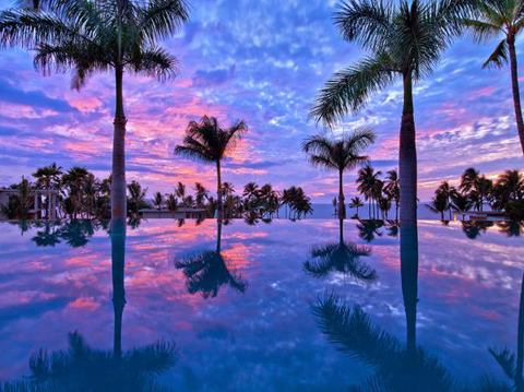 アンダーズ・マウイ・アット・ワイレアの夕暮れ時のプール