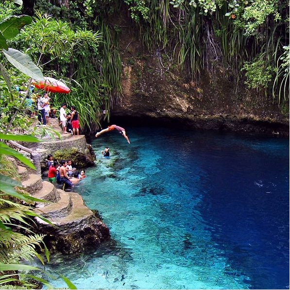 ヒナトゥアン川に飛び込む人