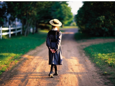 プリンスエドワード島を歩く女性