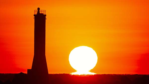 室戸岬港のだるま朝日・だるま夕日