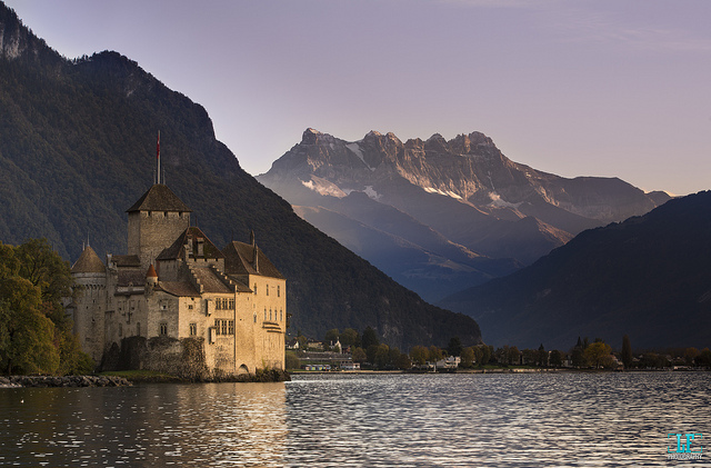 夕暮れ時のシヨン城の外観