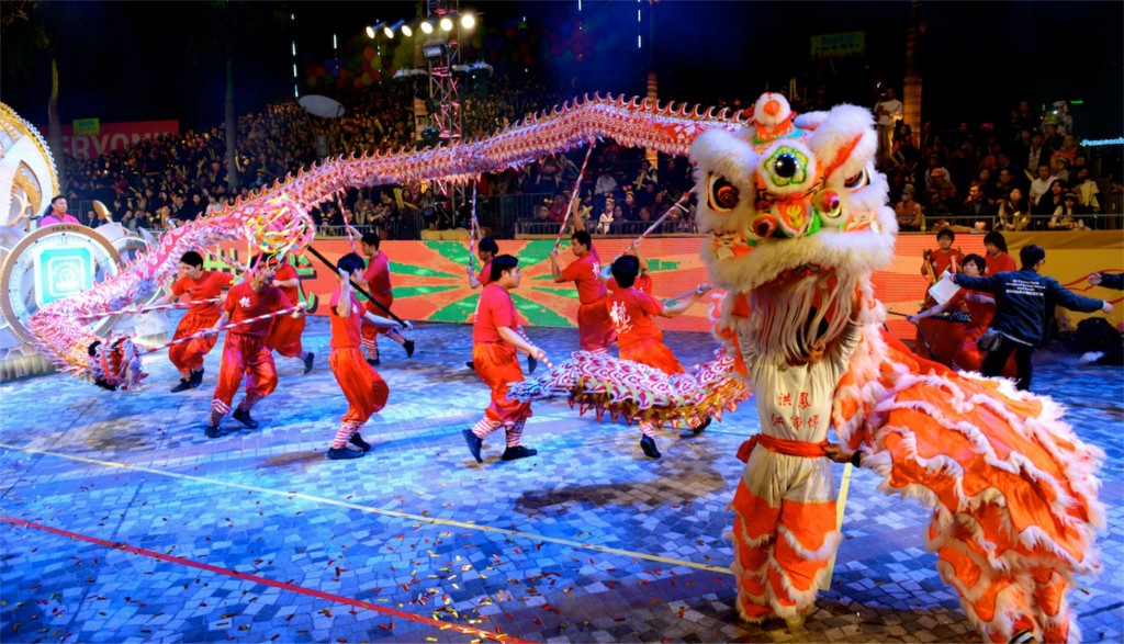 香港の旧正月ナイト・パレードのドラゴンダンス