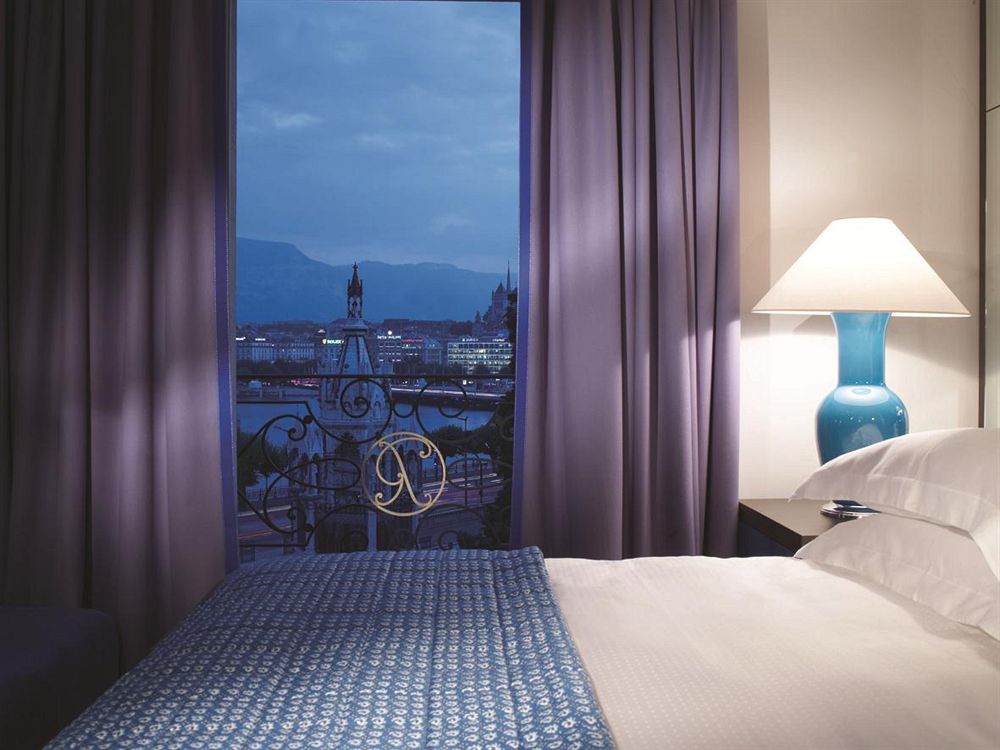 ル・リッチモンド・ジュネーブの客室からの夜景