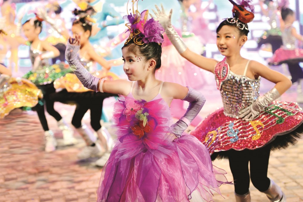 香港の旧正月ナイト・パレードで踊る子供達