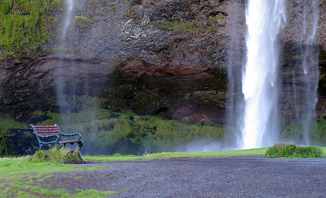 セリャラントスフォスの滝とベンチ
