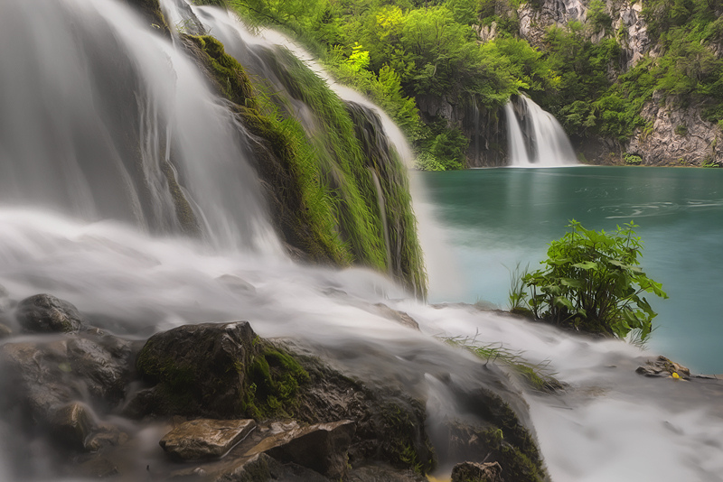 プリトヴィツェ湖群国立公園の滝を横から眺めた景色
