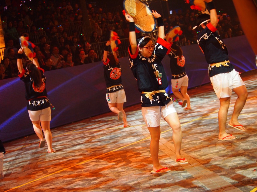香港の旧正月ナイト・パレードでの花笠舞踏