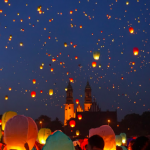 ポーランド最古の都市ポズナンの「聖ヨハネ祭」がまるでラプンツェルの名シーンのような幻想的な世界