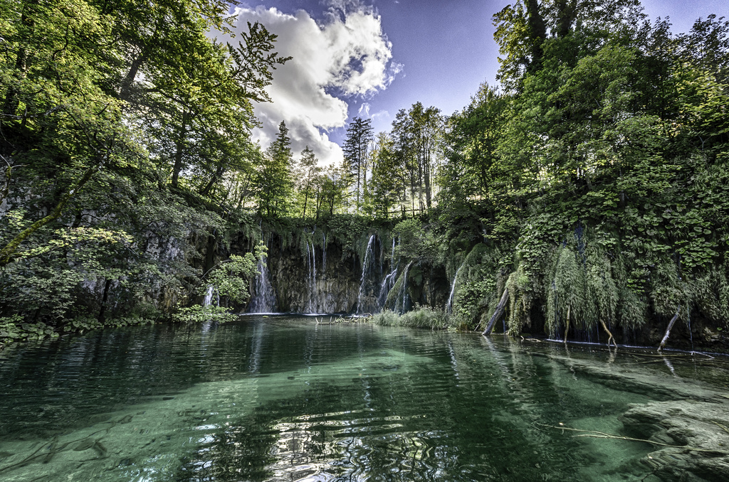 プリトヴィツェ湖群国立公園の湖と滝